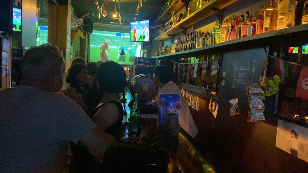 legends bar saigon